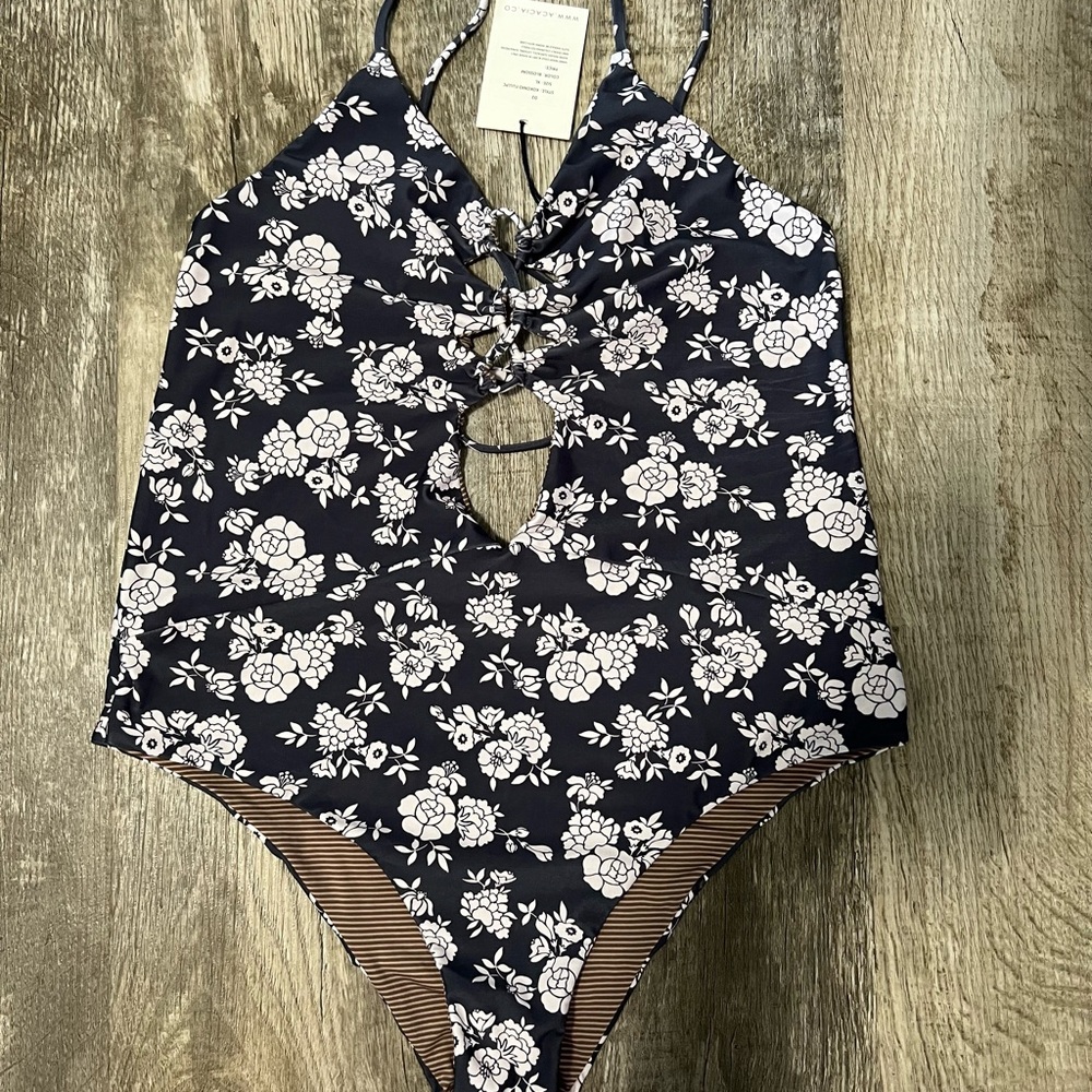 SOLD****Acacia Kokomo blossom size XL new with tags